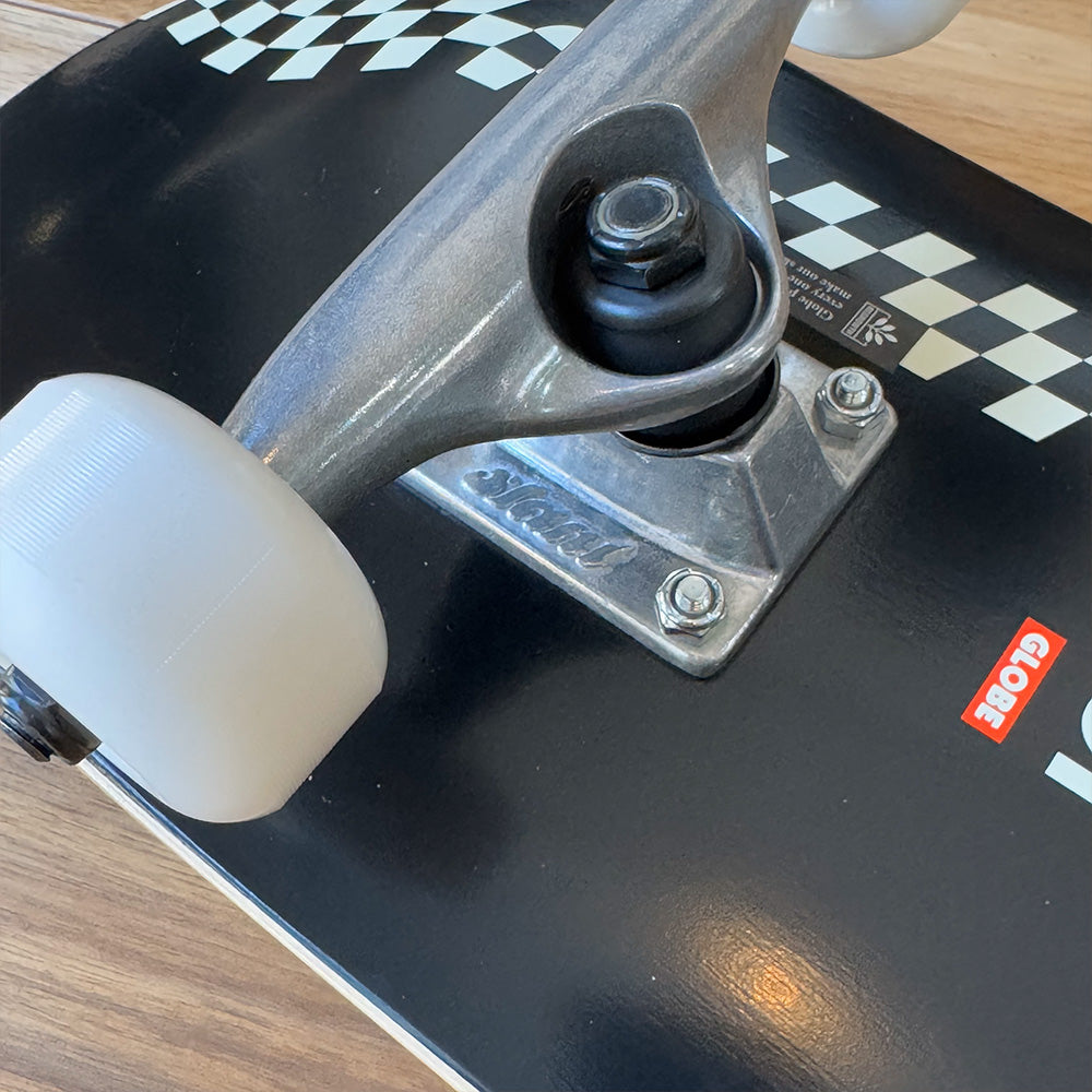 GLOBE KIDS Racer Black Off White 7.0 Mini Complete